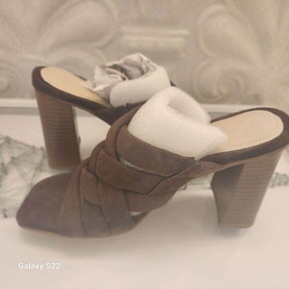 Journee Collection "Lyddie" Leather Sandals. NWT. Size 7 - Picture 5 of 10